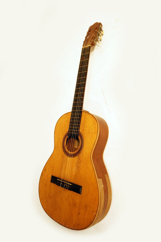 funda guitarra cuadros beige.contiene guitarra rota 100x36x10 (12eu.) 1u